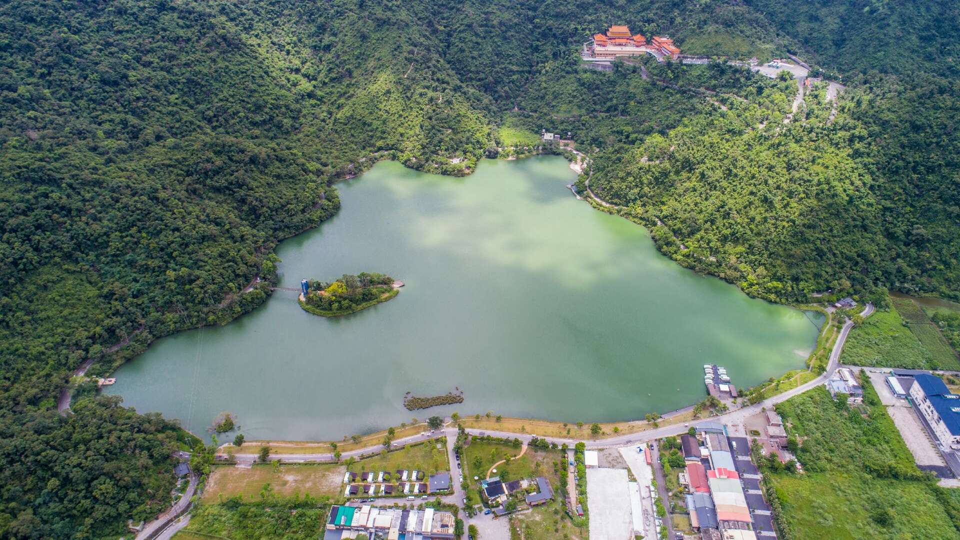 ◇台北◇桃園出發》梅花湖x蔥仔寮x亞典菓子x窯烤山寨村(團體包團)